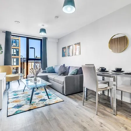 Apartment Centre Emerald Escape - Sleeps-6, 2beds & 2baths , Netflix , Free Internet