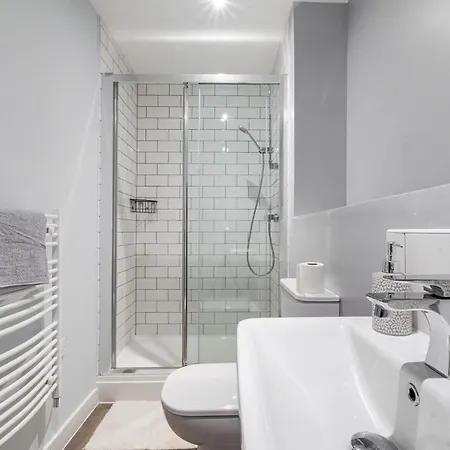 Centre Emerald Escape - Sleeps-6, 2beds & 2baths , Netflix , Free Internet Apartment