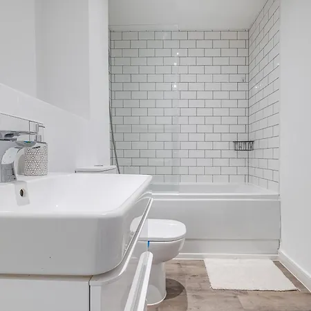 Apartment Centre Emerald Escape - Sleeps-6, 2beds & 2baths , Netflix , Free Internet