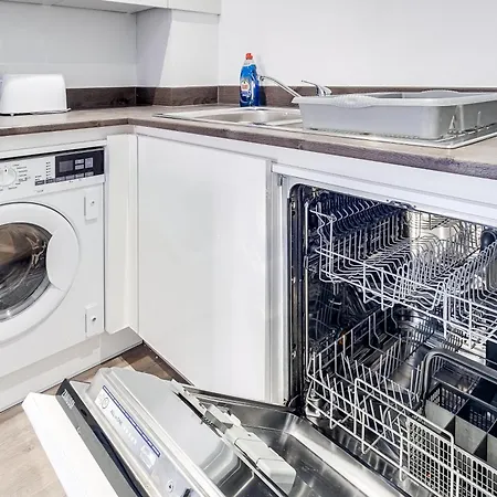 Centre Emerald Escape - Sleeps-6, 2beds & 2baths , Netflix , Free Internet * Birmingham